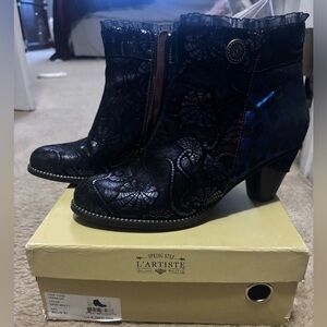 L'ATISTE Elegant Black and Blue Heeled Boots